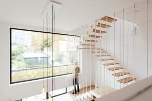 Escalier, cage d'escalier, trois étages, acier, métal, bois massif, sur-mesure, design