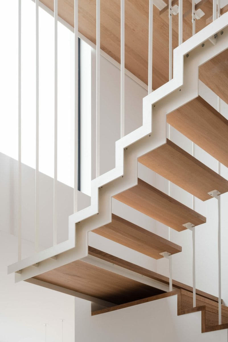 Escalier, cage d'escalier, trois étages, acier, métal, bois massif, sur-mesure, design