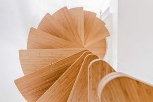 Escalier, colimaçon, rambarde, bois massif, acier, métal, sur-mesure, design