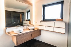 Meuble double vasque suspendu salle de bain sur-mesure - Bois et acier