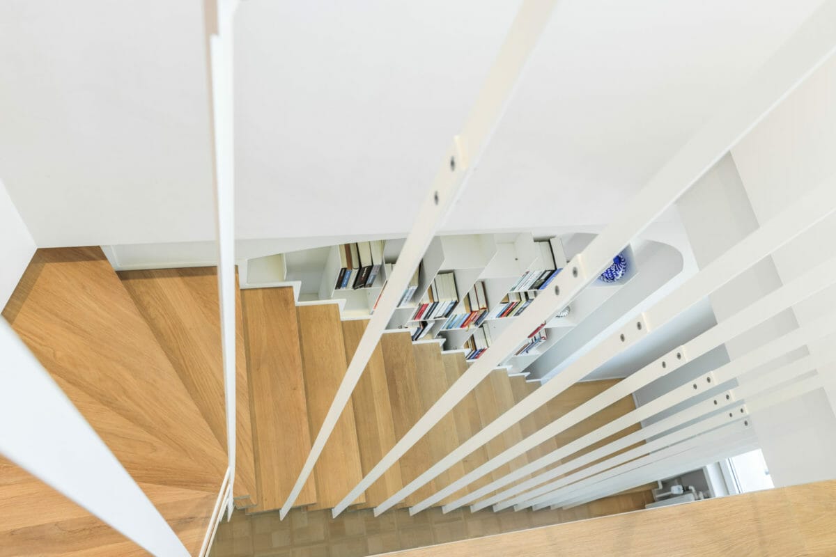 Escalier, rambarde, bibliothèque intégrée, bois massif, acier, métal, sur-mesure, design