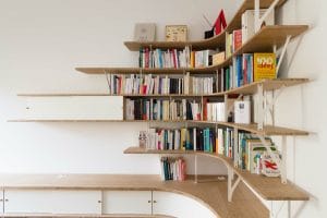 Gebogen bibliotheek en kantoorruimte met interface naar de trap - Hout en staal