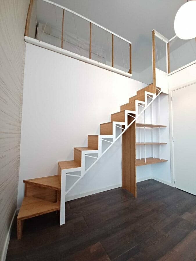 Vrijstaande trap met boekenkast onder de trap - Hout en staal