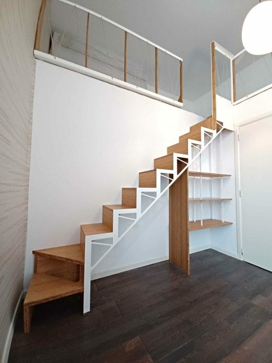 Escalier autoportant avec bibliothèque sous escalier - Bois et acier