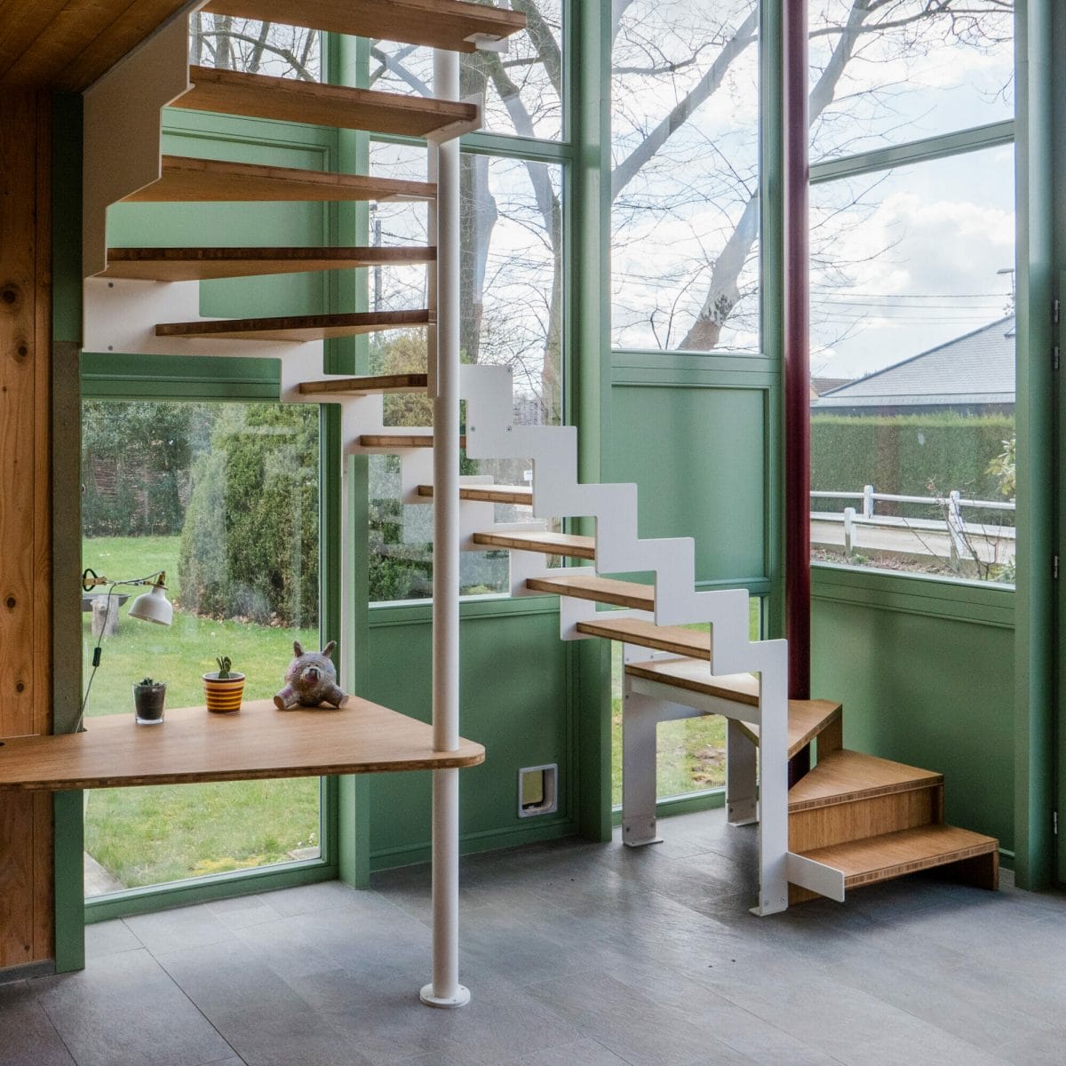 Escalier posé avec espace bureau sous escalier - Bambou et acier
