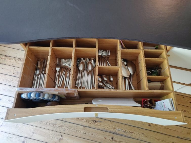 Curved drawers with cutlery compartments