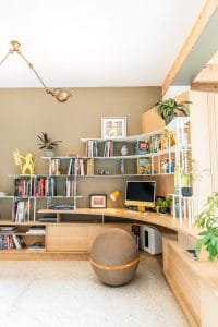 Op maat gemaakt gebogen bureau in boekenkast - Hout en metaal